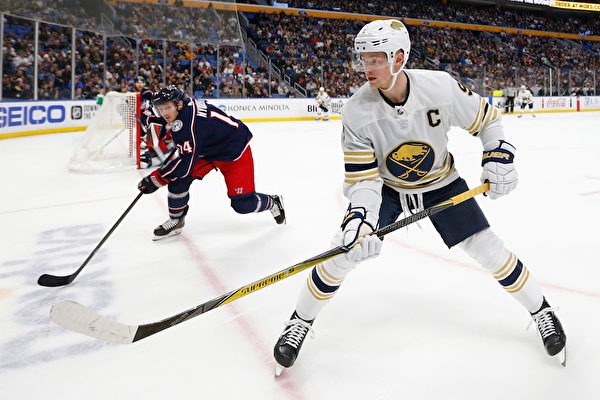 不可触碰的美，若昂-内维斯女友马达莱娜晒暗黑风妆造